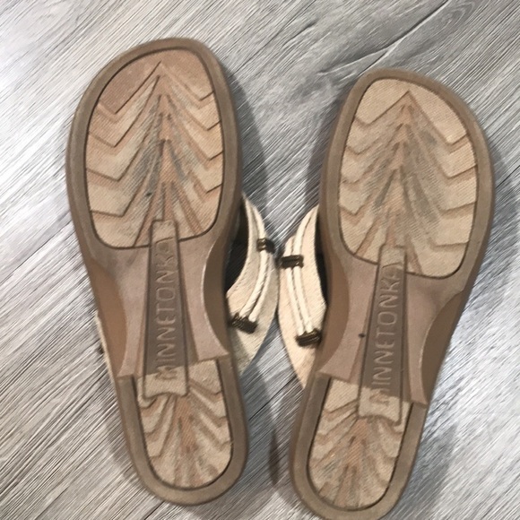 Minnetonka Natural Wheat & Medal Embellishments Flip Flop Sandals size 9 - Picture 9 of 9